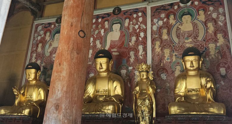 화엄사 목조석가여래삼불좌상 및 사보살입상