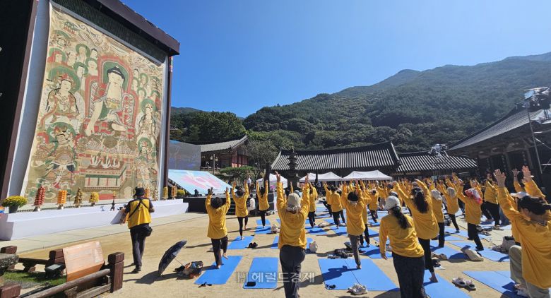 보제루 앞마당에서 열린 요가 대회