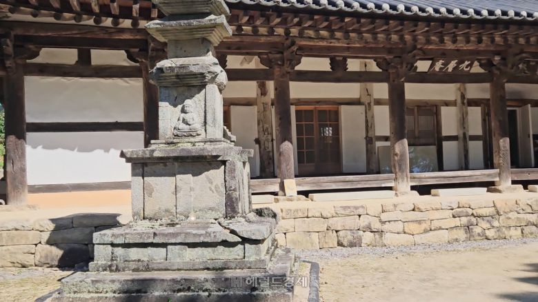 구층암 요사채 앞쪽 3층 석탑