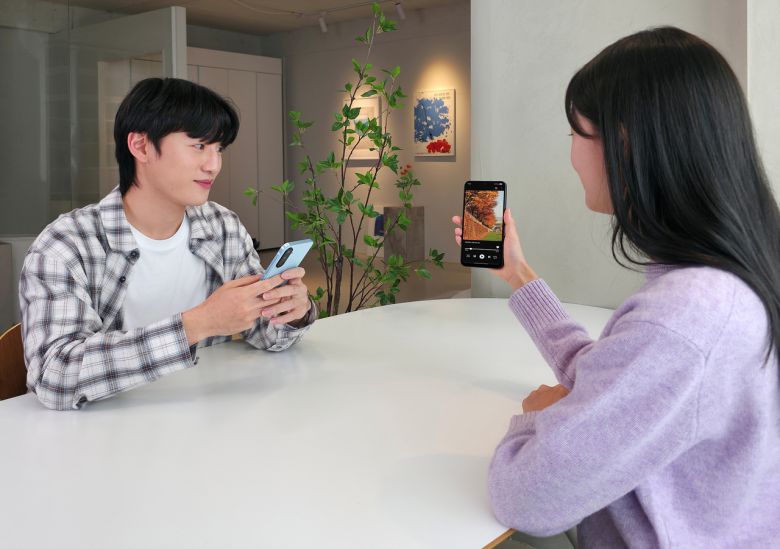 삼성전자 모델이 ‘갤럭시 A17 LTE’로 영상을 시청하는 모습. [삼성전자 제공]