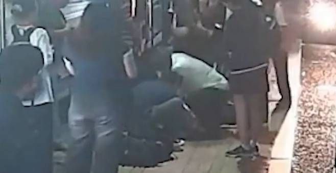 정영준 씨가 지난 7월 11일 정류장서 쓰러진 시민을 구하는 모습[서울시운송버스조합 제공]