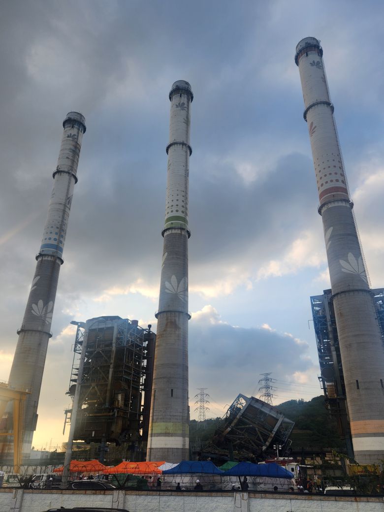 울산화력발전소 기력발전 4·5·6호기의 보일러 타워와 굴뚝 사이로 5호기의 보일러 타워가 무너져 있다. [박동순 기자]