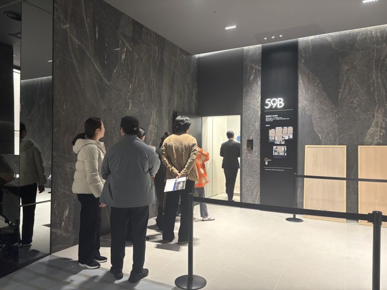 견본주택 유닛을 관람하기 위한 방문객들로 대기 줄이 형성된 모습. 정주원 기자