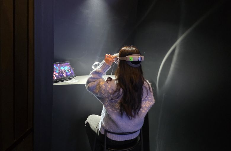 6일 서울 코엑스에서 열린 네이버 ‘단25(DAN25)’에서 한 참석자가 치지직XR 콘텐츠를 체험하고 있다. [권제인 기자/eyre@]