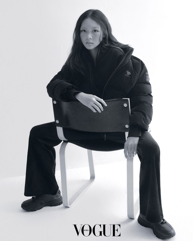 추사랑이 다이나핏 ‘오로라 미들 다운’을 착용한 보그 코리아 11월호 화보 [다이나핏 제공]