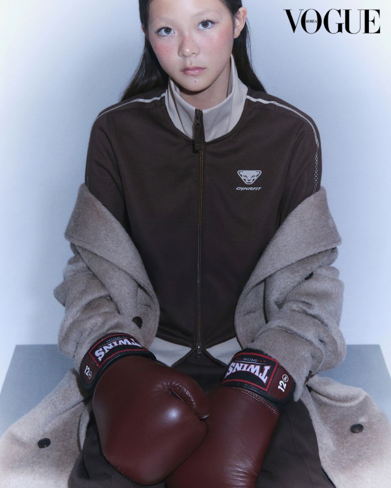 보그 코리아 11월호 화보에서 다이나핏 ‘다이아 레오 TR’을 착용한 추사랑 [다이나핏 제공]