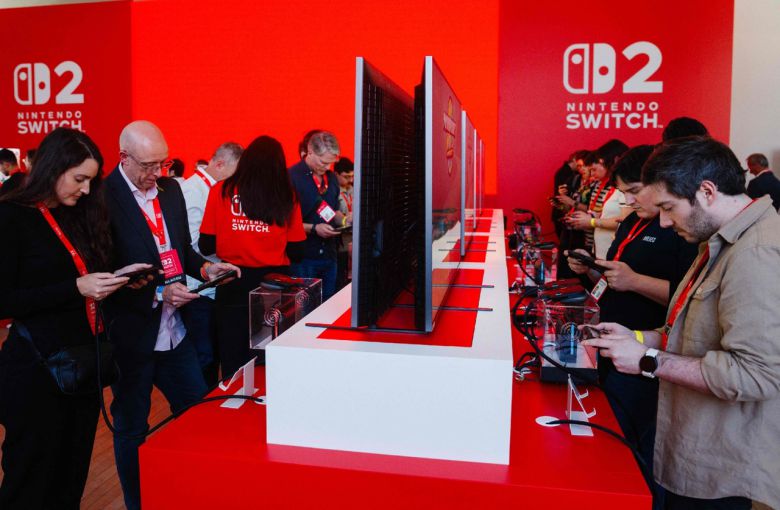지난 4월 2일(현지시간) 프랑스 파리에서 열린 ‘닌텐도 스위치2’ 행사에서 고객들이 닌텐도 스위치2를 사용하고 있다. [AFP]