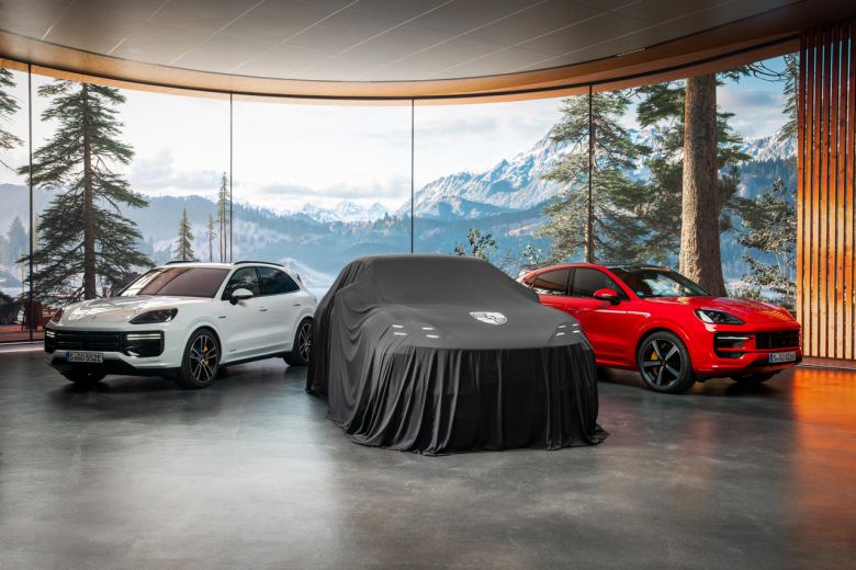 포르쉐 두 번째 전기 스포츠유틸리티차량(SUV) 카이엔 일렉트릭(가운데)이 위장막에 가려져 있다.  [포르쉐 제공]
