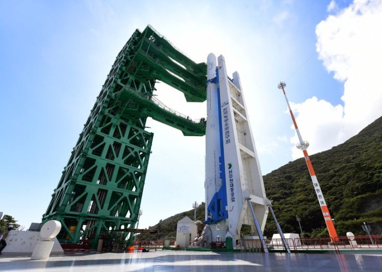 한국형발사체 누리호가 전남 고흥 나로우주센터 발사장에 기립돼 있다.[한국항공우주연구원 제공]