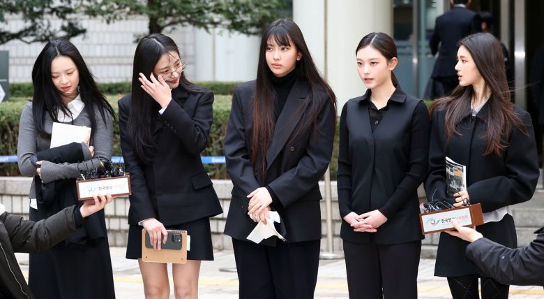 걸그룹 뉴진스(NJZ)가 지난 3월 서울 서초구 서울중앙지방법원에서 열린 ‘기획사 지위보전 및 광고계약 체결 등 금지’ 가처분 신청의 심문기일을 마친 뒤 법원 청사를 나서며 취재진 질문에 답하고 있다. 왼쪽부터 하니, 민지, 혜인, 해린, 다니엘. [연합]