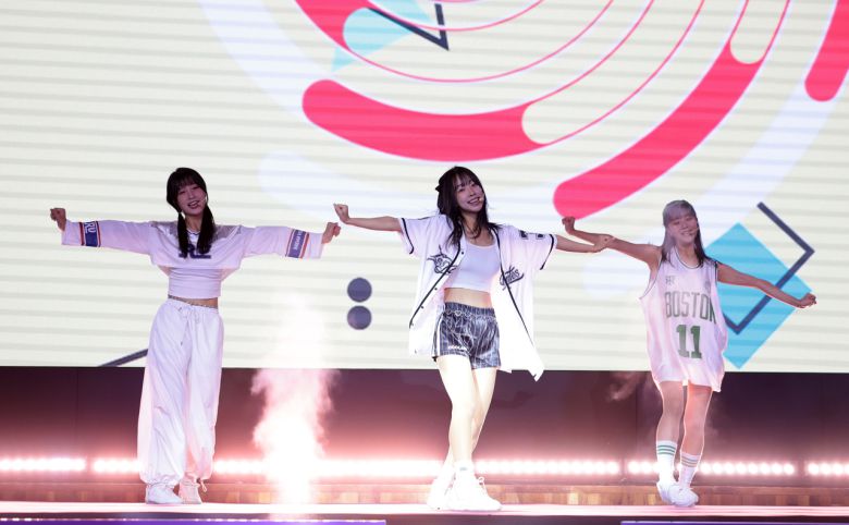 프바걸즈가 율동과 함께 프로당구 주제곡 ‘후엠아이(Who am I)’ 무대를 선보이고 있다. [PBA 제공]
