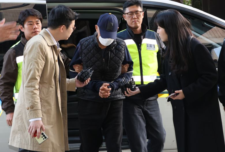 경기 부천 전통시장에서 돌진 사고를 내 2명을 숨지게 하고 19명을 다치게 한 60대 트럭 운전자가 15일 오후 구속 전 피의자 심문(영장실질심사)이 열리는 인천지법에 들어서고 있다. [연합]