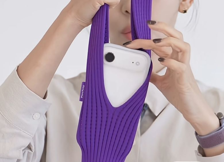 ‘아이폰 포켓’에 아이폰 에어를 집어넣은 모습. [유튜브 갈무리]