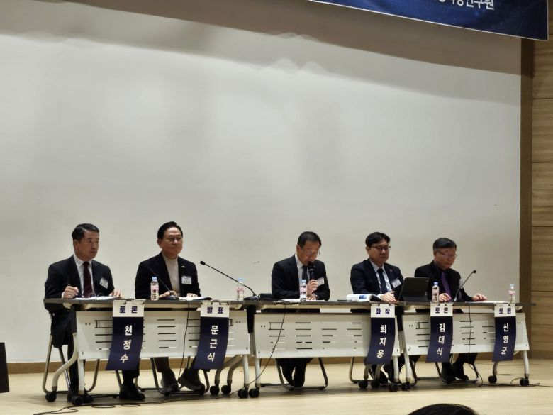 지난 13일 국회 의원회관에서 유용원 의원실 주최로 열린 ‘변화하는 국제정세에 따른 한미조선해양협력’ 세미나에서 (왼쪽부터) 천정수 HD현대중공업 전무, 문근식 한양대학교 공공정책대학원 교수, 최지웅 한양대 ERICA 한양국방연구원장,  김대식 한화오션 MRO 총괄, 신영균 한국메이드 전무가 토론을 진행하고 있다. 박혜원 기자