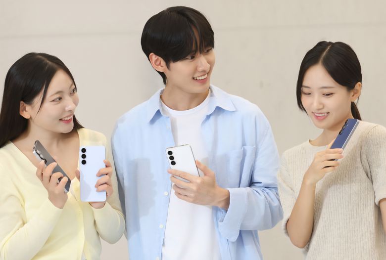 ‘갤럭시S25 FE’를 소개하는 모습 [사진 삼성전자]