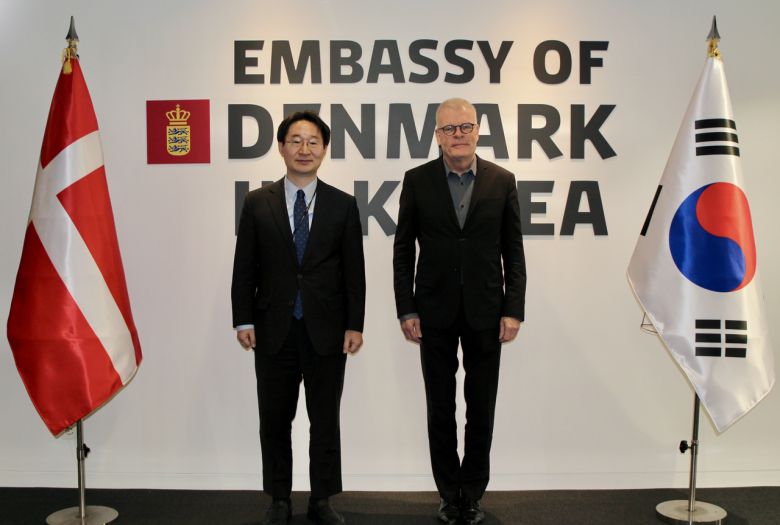정희권(왼쪽) 연구개발특구진흥재단 이사장과 미카엘 헴니티 빈터 주한덴마크 대사가 업무협약 후 기념촬영을 하고 있다.[특구재단 제공]