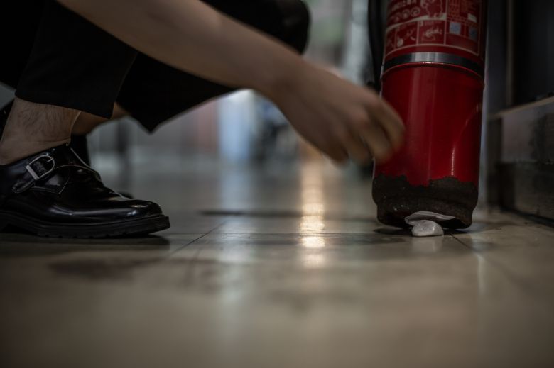 마약을 숨기고 이른바 던지는 일을 맡은 전달책, ‘드라퍼’들 가운데 상당수가 20~30대 젊은층이다. 이들은 마약을 구매할 돈을 마련하거나 생계에 급급한 이유 등으로 마약 총책의 심부름꾼이 된다. 마약을 숨기는 모습을 연출한 사진 [게티이미지]