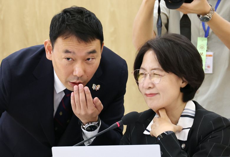 지난 10월 17일 서울 종로구 헌법재판소에서 열린 헌법재판소 등에 대한 법제사법위원회 국정감사에서 추미애 위원장이 김용민 더불어민주당 간사와 대화하고 있다. [연합]