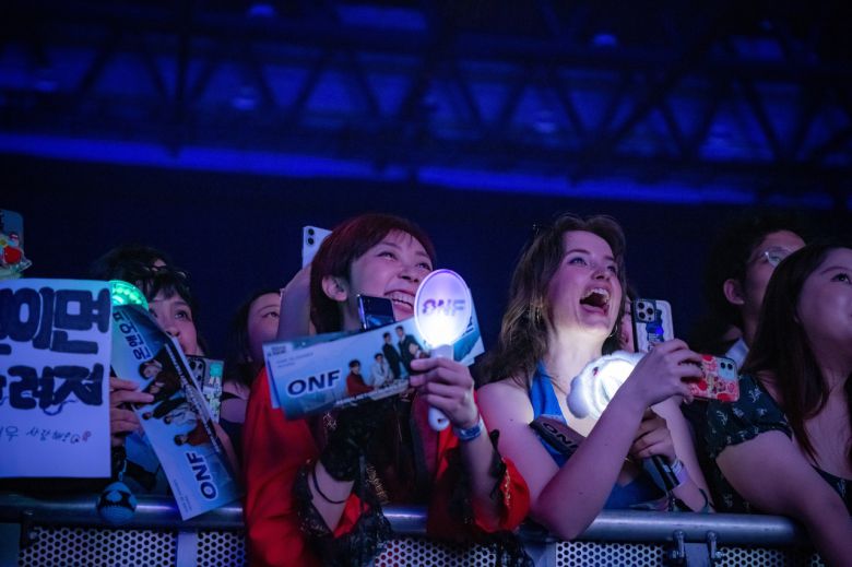 지난 8일(현지시간) 호주 시드니 캐리지웍스에서 열린 ‘ 2025 K-콘텐츠 플래닛 인 호주’ K-팝 콘서트에서 관람객들이 환호하고 있다. [한국콘텐츠진흥원]