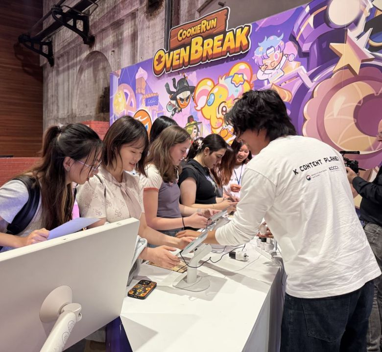 지난 2~8일(현지시간) 호주 시드니 캐리지웍스에서 열린 ‘ 2025 K-콘텐츠 플래닛 인 호주’에서 관람객들이 ‘쿠키런:오븐브레이크’를 체험하고 있다. [한국콘텐츠진흥원]