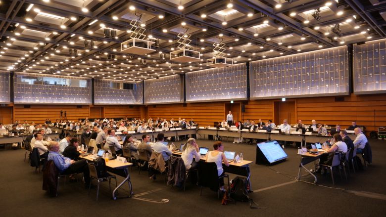 2024년 서울에서 개최된 ISOIEC JTC1 SC42 총회에 참석한 각국 전문가들과 함께 국제표준 제정 논의를 진행 중인 ETRI 연구진.[ETRI 제공]