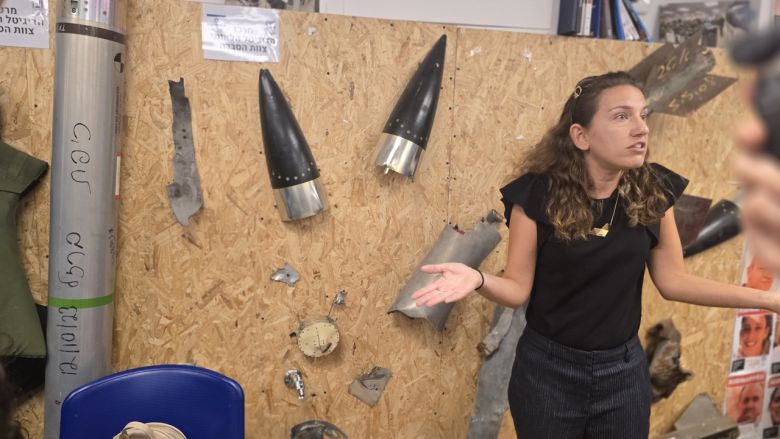 지난 11일(현지시간) 이스라엘 스데롯 디지털센터에서 만난 라비노비츠 베데인 활동가가  하마스 공습시 사용된 로켓 파편과 요격미사일(검은색) 파면을 보여구조 있다. [(스데롯) 천예선 기자]