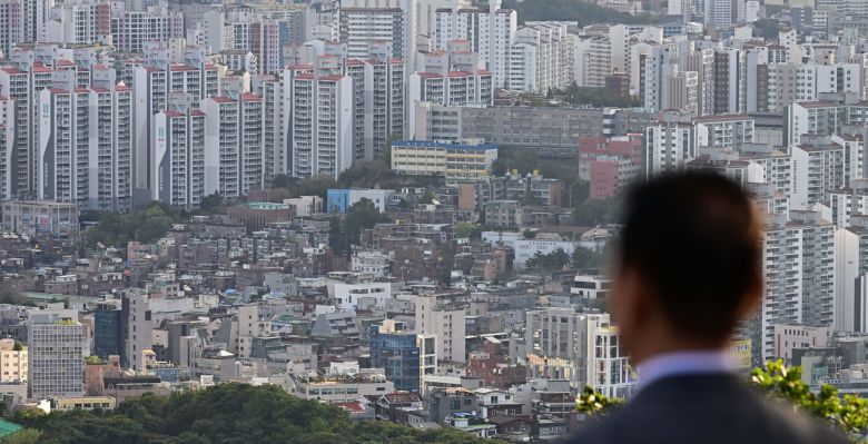 서울 남산에서 한 시민이 서울 시내 아파트를 바라보고 있다.  이상섭 기자