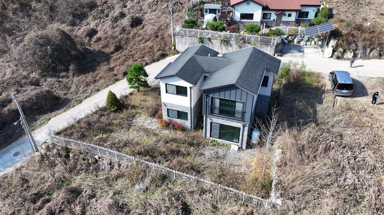 공중에서 바라본 경매물건의 모습. 진입로가 확보돼 있고, 주변 자연환경이 깨끗한 모습이다. 이건욱 PD