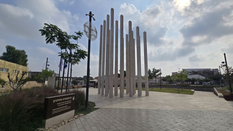 이스라엘 남부도시 스데롯의 경찰서가 있던 자리에 추모 조형물에 세워져 있다. 스데롯 경찰서는 2023년 10월 7일 하마스의 기습으로 함락됐다가 이틀만에 탈환됐지만 내부 폭발물 등으로 결국 철거됐다. [(스데롯)=천예선 기자]