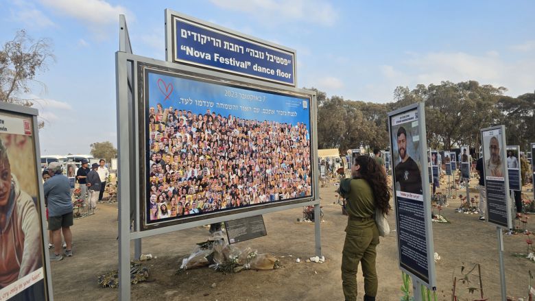2023년 10월 7일 새벽 팔레스타인 무장정파 하마스의 기습 공격으로 378명이 사망하고 44명이 납치된 노바 뮤직 페스티벌 현장에는 현재 추모공원이 들어섰다. 지난 11일 이스라엘방위군(IDF) 소속 여군이 희생자 사진을 보며 추모하고 있다. 스데롯·레임·트구마(이스라엘)=천예선 기자