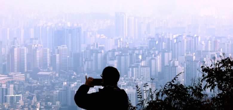 서울 남산에서 바라본 아파트 단지 모습. [연합]