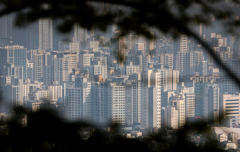 서울 남산에서 바라본 아파트의 모습. [연합]