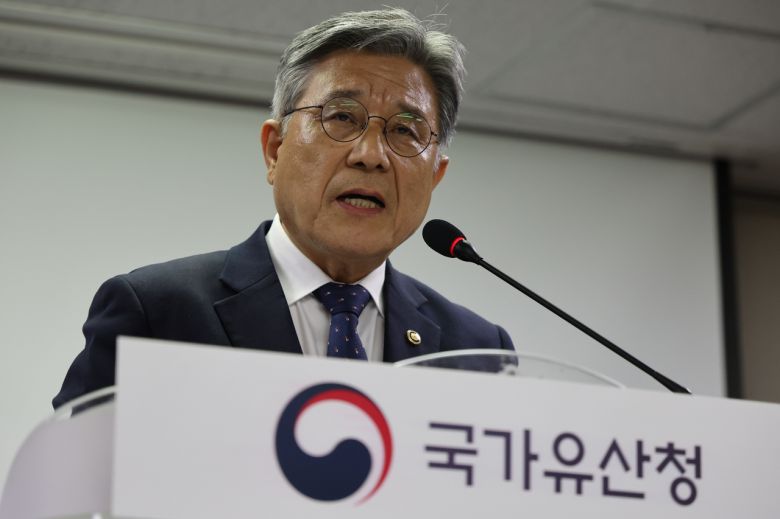 허민 국가유산청장이 17일 서울 종로구 국립고궁박물관에서 열린 국가유산청, 종묘 앞 세운재정비촉진계획 관련 입장 발표 기자간담회에서 발언하고 있다. [연합]