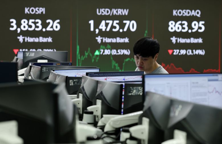 지난 21일 서울외환시장에서 원/달러 환율은 전일 주간거래 종가 대비 7.7원 오른 1475.6원에 거래를 마감했다. 이는 올해 4월 9일 이후 최고치다. 이날 서울 중구 하나은행 본점 딜링룸에서 딜러들이 업무를 보고 있다.[연합]