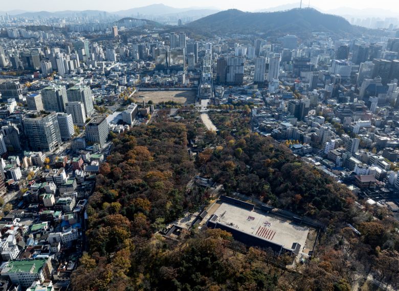 종묘 인근 재개발을 두고 여야가 대립을 이어가고 있는 18일 서울 종로구 종묘 너머로 세운4구역 재개발 지구가 보이고 있다. [연합]