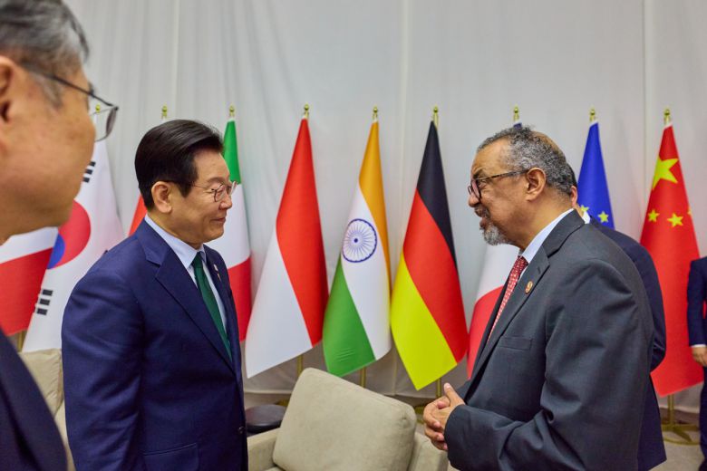 이재명 대통령이 23일(현지시간) 주요 20개국(G20) 정상회의가 열린 남아프리카공화국 요하네스버그 나스렉 엑스포센터에서 테워드로스 아드하놈 거브러여수스 WHO 사무총장과 비공식 약식 회담을 하고 있다. [연합]