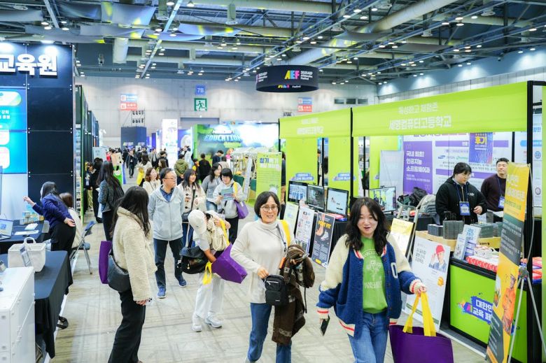 ‘2025 대한민국 AI교육 페스티벌’을 찾은 관람객들이 전시부스를 둘러보고 있다.[한국과학창의재단 제공]