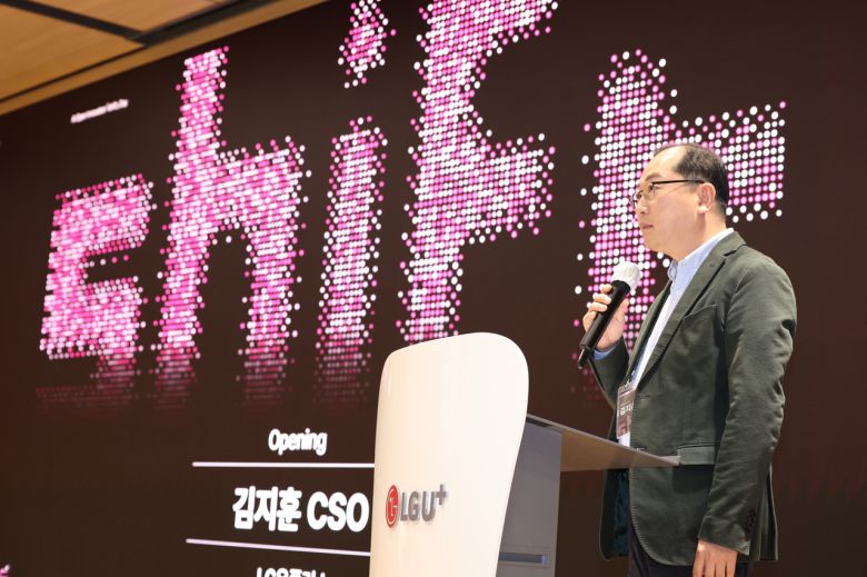 김지훈 LG유플러스 CSO가 24일 서울 LG유플러스 용산사옥에서 열린 ‘쉬프트데이’에서 환영사를 하고 있다. [LG유플러스 제공]