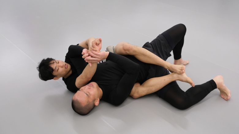 정재복(긴머리)이  팀 선배 박해진으로부터 그라운드 기술을 지도받고 있다. [로드FC 제공]