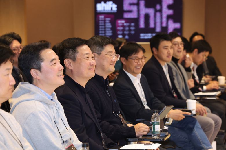 홍범식(왼쪽 세 번째) LG유플러스 대표가 24일 서울 LG유플러스 용산사옥에서 열린 ‘쉬프트데이’에서 AI 스타트업의 발표를 경청하고 있다. [LG유플러스 제공]