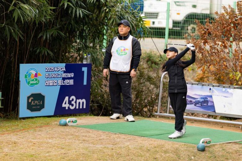 2025 KPGA 주니어리그 ‘제10회 레인보우 레벨업 토너먼트’에서 유소년 선수가 샷 하고 있다.