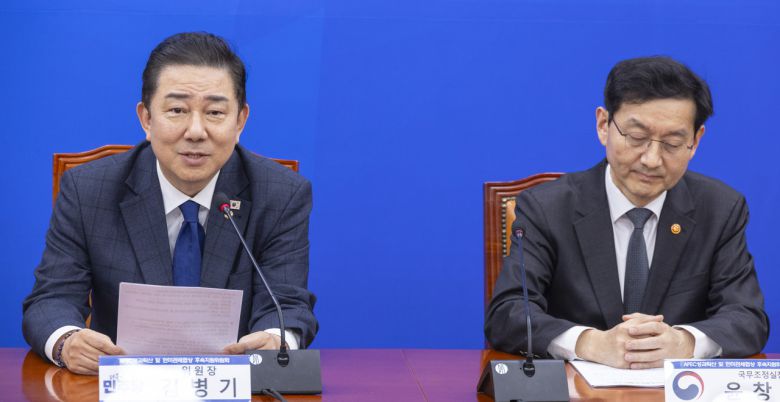 김병기(왼쪽) 더불어민주당 원내대표가 25일 국회에서 열린 아시아태평양경제협력체(APEC) 성과확산 및 한미관세협상 후속지원위원회 1차 회의에서 발언하고 있다. [연합]