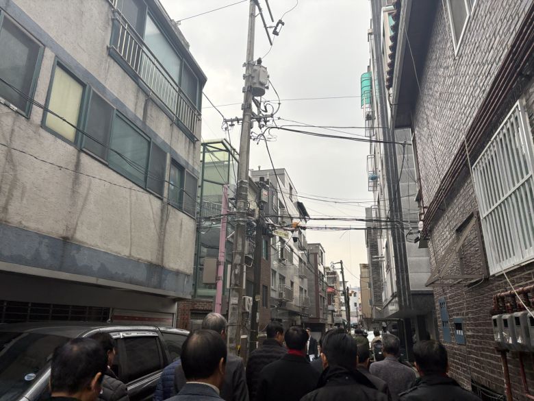 25일 오세훈 서울시장이 서울 중랑구 중화2동 모아타운 일대를 둘러보는 모습. 정주원 기자