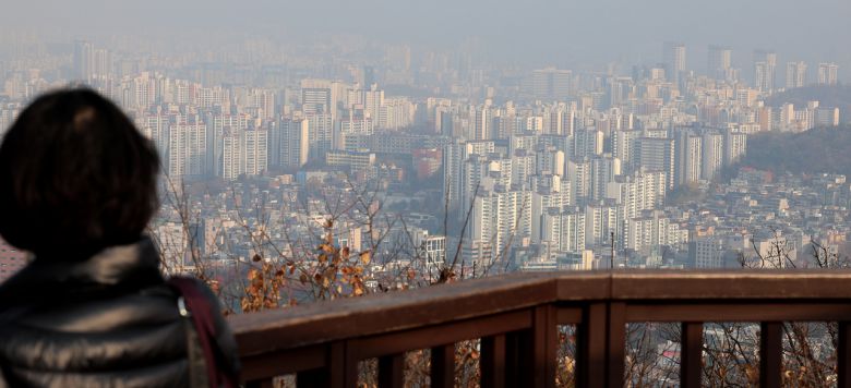 서울 남산에서 바라본 아파트 밀집 지역이 안개로 뿌옇게 보인다. [연합]