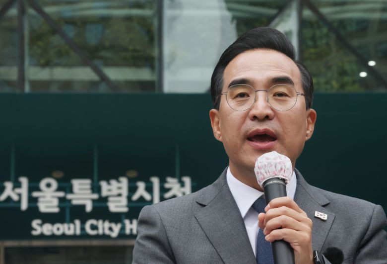 더불어민주당 박홍근 의원이 26일 서울시청 앞에서 내년 6월 3일 치러지는 서울시장 선거 출마 선언을 하고 있다. [연합]