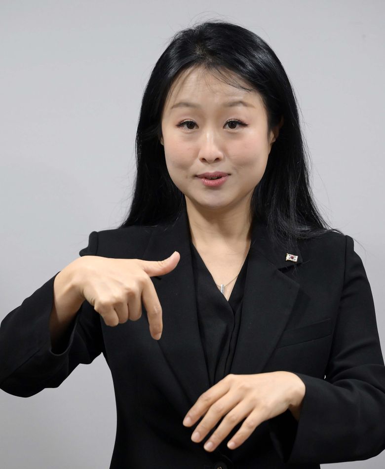박지연 대통령실 수어통역사가 25일 오후 서울 용산구 한 카페에서 헤럴드경제와 인터뷰를 하고 있다. 이상섭 기자