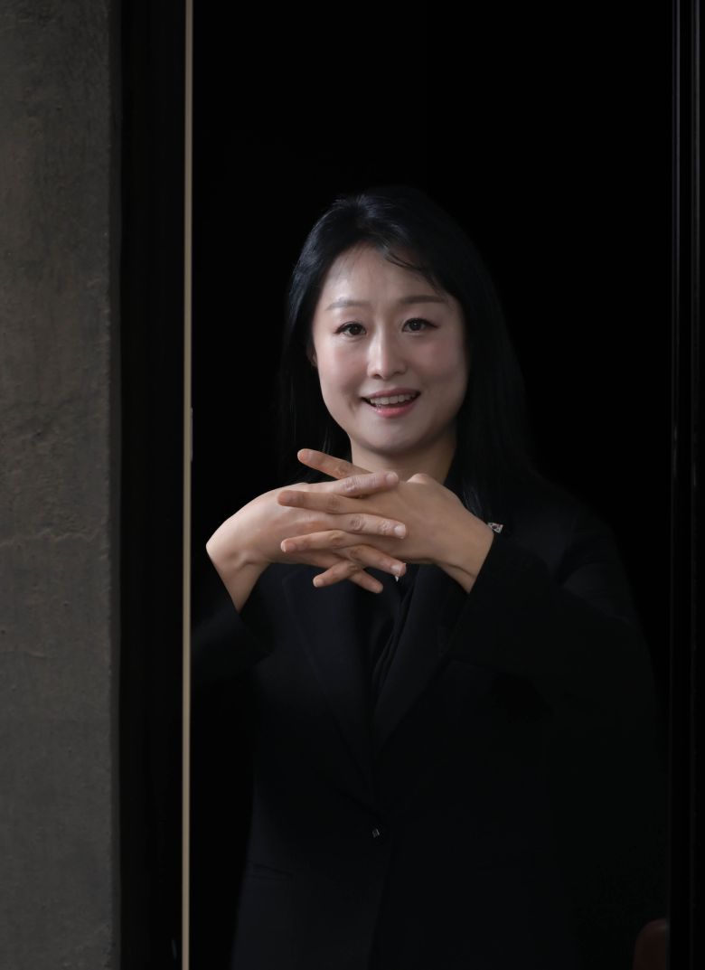 박지연 대통령실 수어통역사가 25일 오후 서울 용산구 한 카페에서 헤럴드경제와 인터뷰를 하고 있다. 이상섭 기자