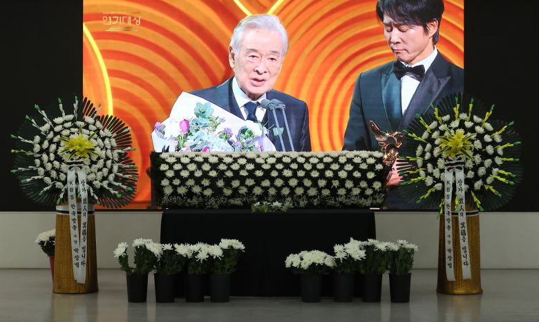 25일 현역 ‘최고령 배우’로 활동해온 배우 이순재가 별세했다. 같은 날 서울 여의도 KBS 본관 내 시청자광장에 추모 공간이 마련되어 있다. KBS는 누구나 와서 추모의 뜻을 밝힐 수 있다고 설명했다. [연합]