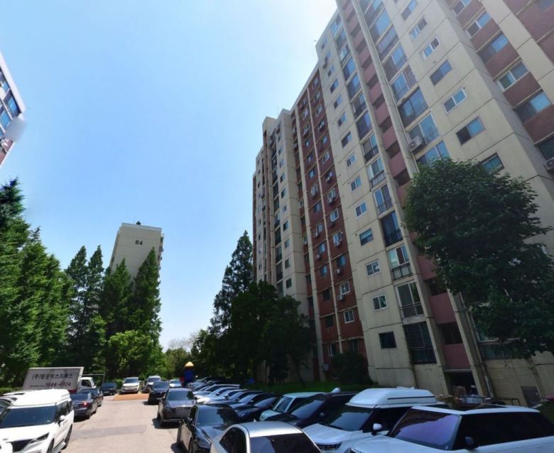 지난해 서울에 사는 30대 무주택 가구가 관련 통계 작성 이래 가장 많은 것으로 나타난 24일 서울 남산에서 바라본 아파트 밀집 지역이 안개로 뿌옇게 보인다. [연합]