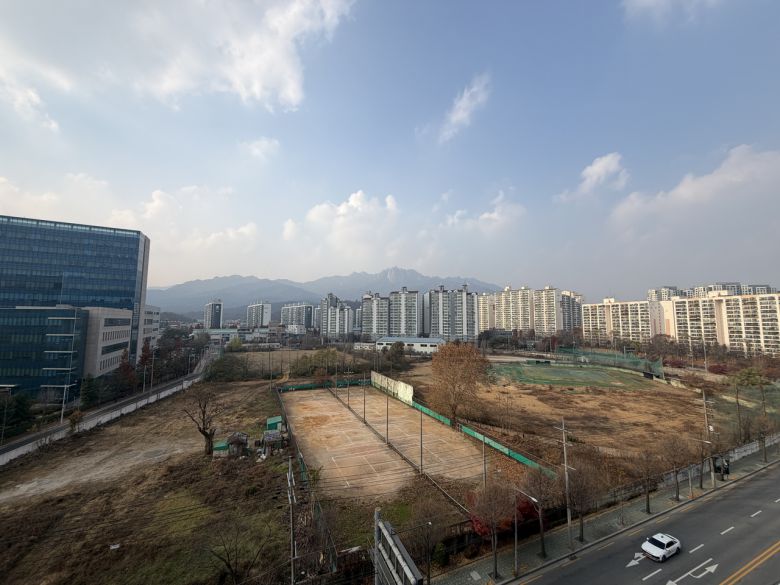 맞은편 건물 옥상에서 내려다 본 성대 야구장 부지의 모습. 윤성현 기자